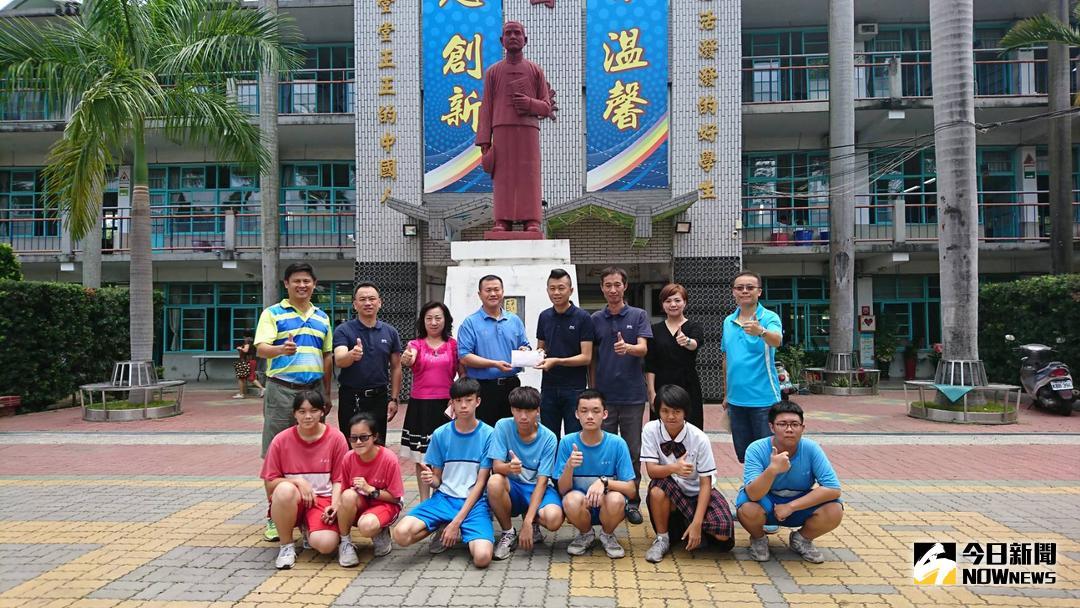 ▲北港武德宮捐贈建國國中優秀學生獎學金 。(圖／記者洪佳伶攝 , 2018.06.13)