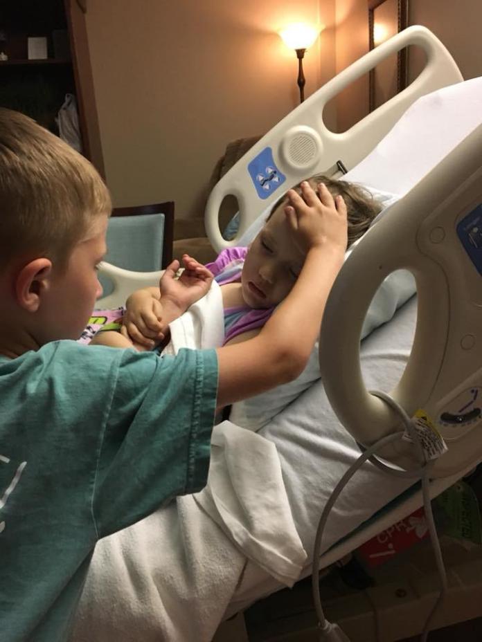 ▲美國阿肯色州一名4歲小女孩艾迪（ Addy）病危臥床，6歲哥哥傑克森（Jackson）在一旁陪伴、伸手安撫，畫面令眾多網友看了深感鼻酸。（圖／翻攝自臉書）