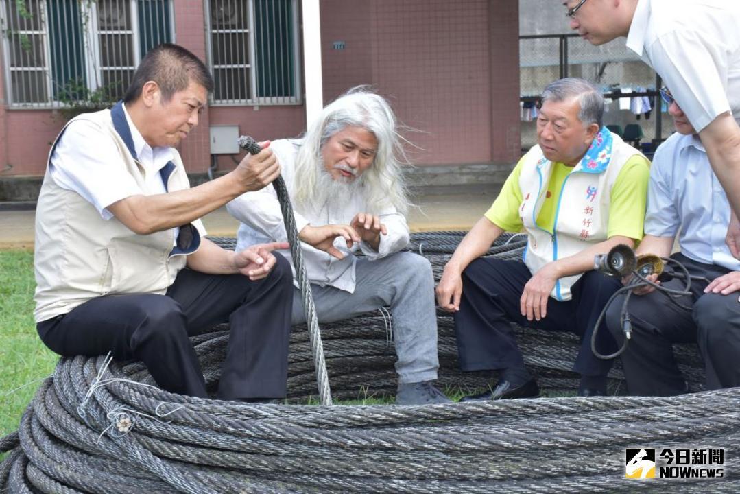 ▲新竹縣長邱鏡淳（左）與藝術家康木祥（左二）檢視清泉一號吊橋退役鋼索，洗鍊重生化為地景藝術。（圖／新竹縣政府提供 , 2018.06.13）