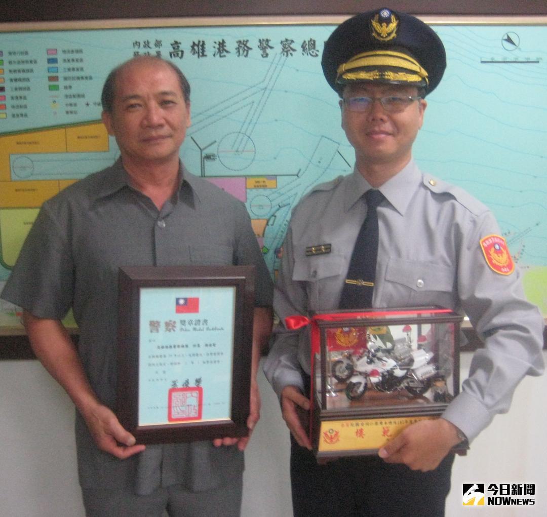 ▲內政部警政署高雄港務警察總隊一港口中隊長紀國安(右)獲內政部模範公務人員之殊榮。(圖／記者黃守作攝，2018.06.13)