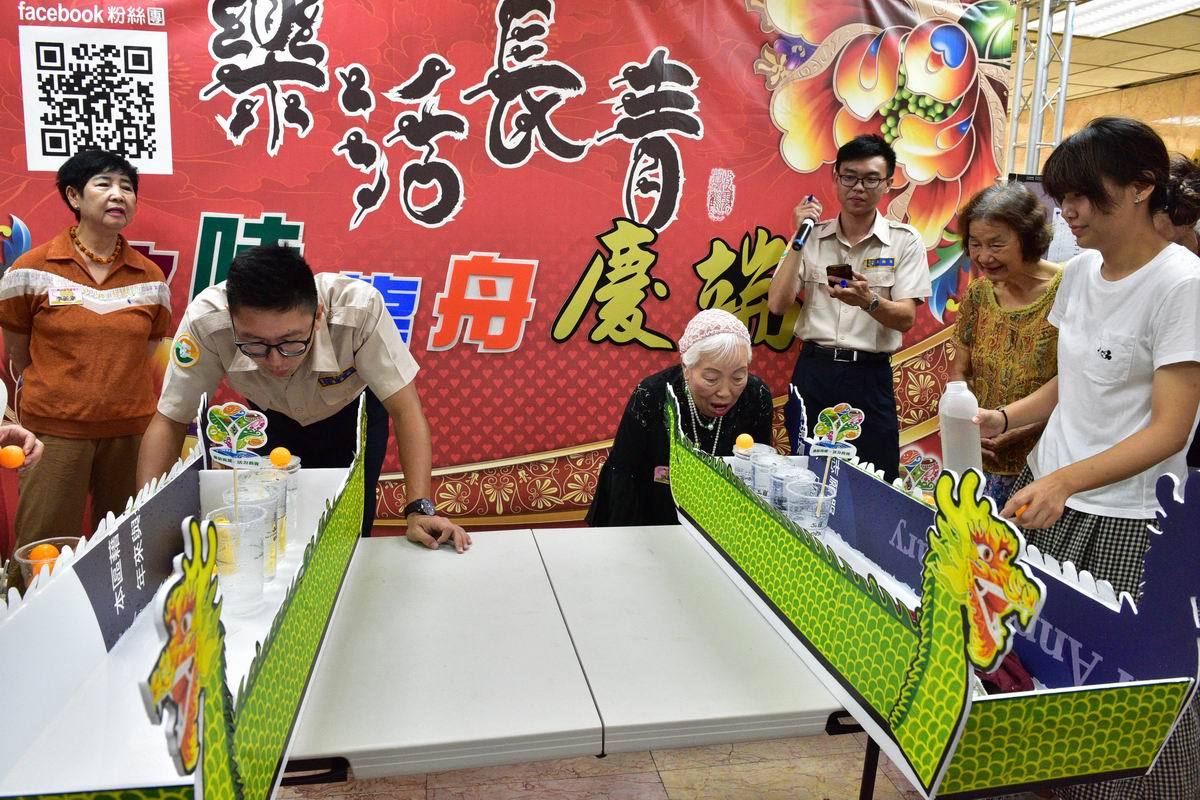 ▲高市府舉辦趣味龍舟慶端午活動。（圖／高社會局提供 , 2018.06.13）