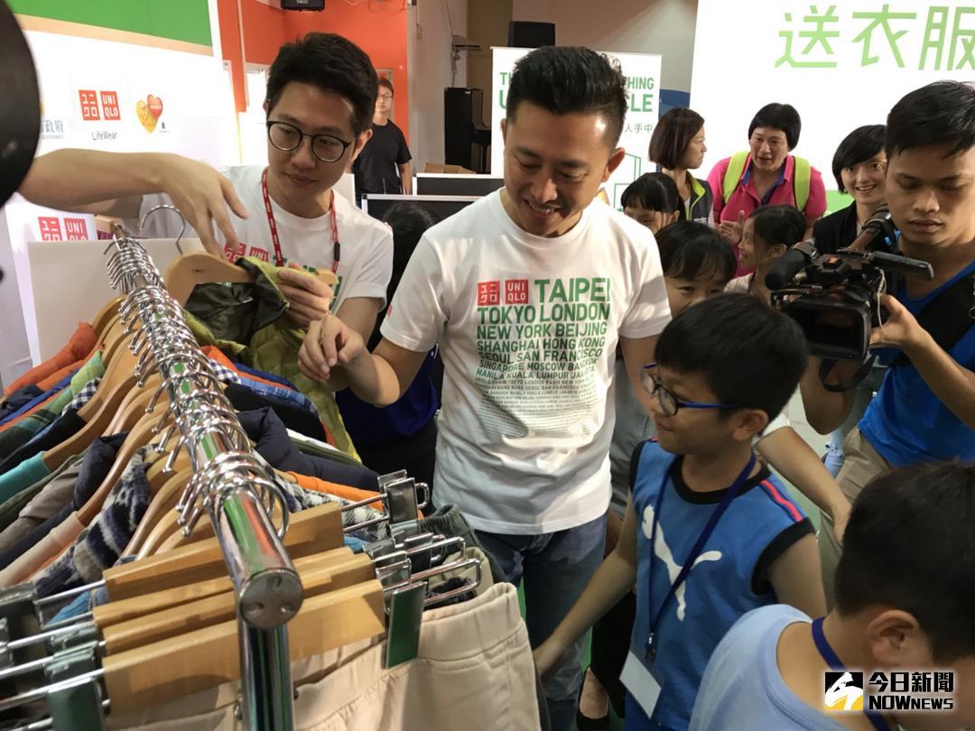 ▲竹市府與日本平價服飾Uniqlo合作，贈送2751件衣服給有需要的家庭。（圖／陳志偉攝，107.06.13）