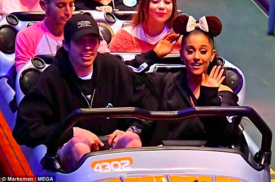 ▲亞莉安娜（右）被路人目擊與彼特戴維森在迪士尼樂園玩。（圖／翻攝微博 , 2018.06.13）