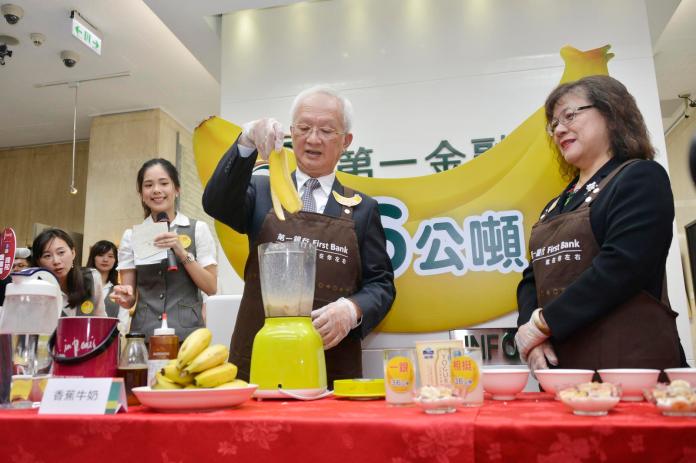 影／挺蕉農一銀採購36公噸　董座親自示範帶皮香蕉牛奶
