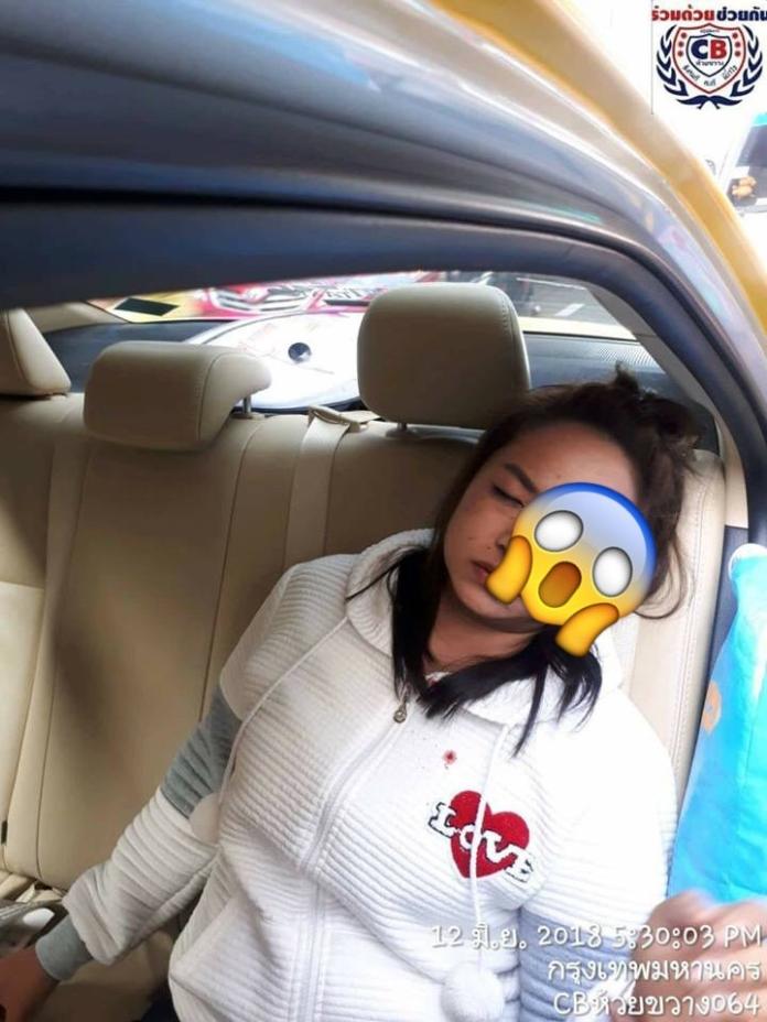 ▲泰國一名女子搭計程車時遇到車禍，正在後座化妝的她，手上的眼線筆竟直接插入眼球內。（圖／翻攝自「NAKON45 อัญวุฒิ โพธิ์อำไพ」臉書 , 2018.06.13）