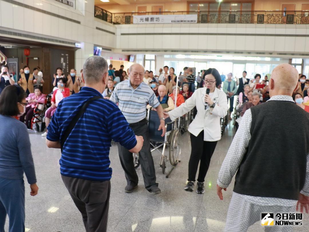 ▲臺中慈濟醫院復健科為護理之家住民成立復健社團，舉辦聯合成果發表會，展現患者努力的成果。（圖／記者黃玿琮攝2018.6.14）