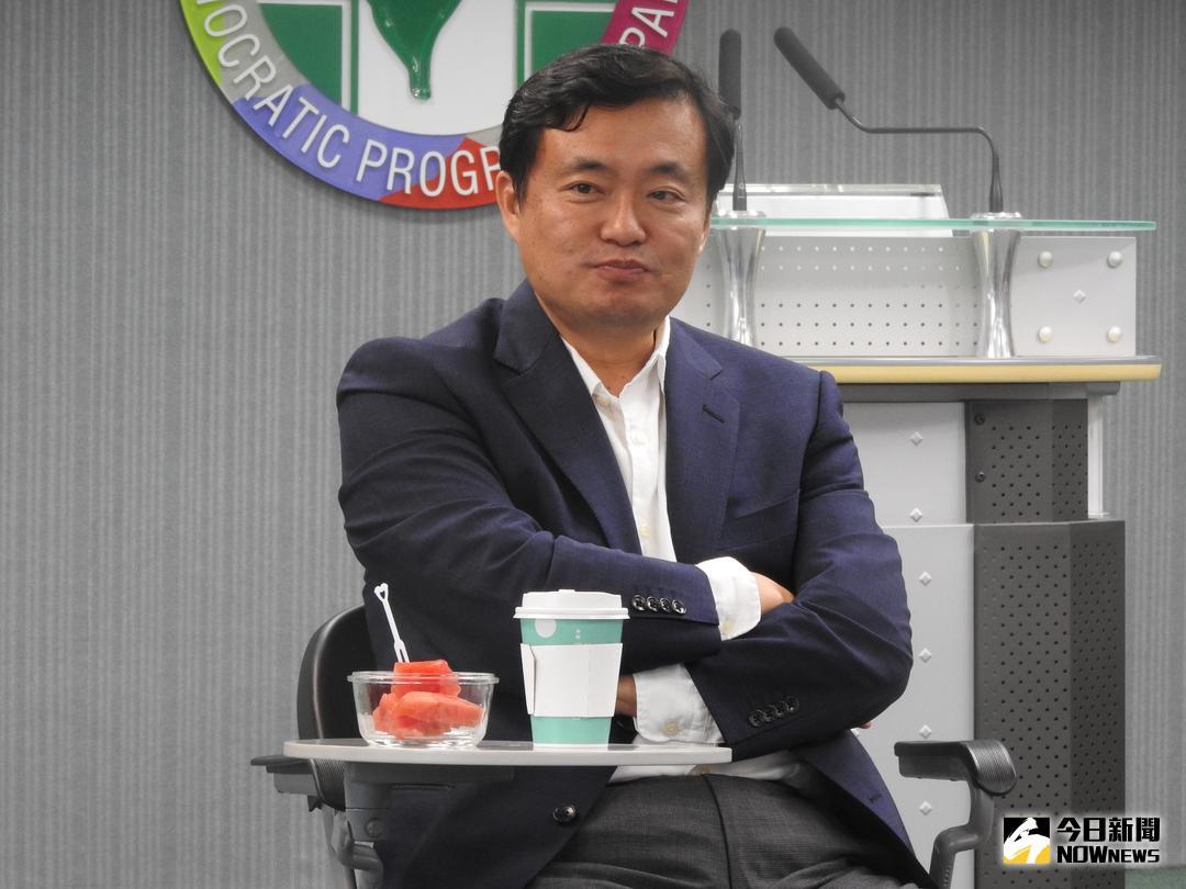 ▲民進黨祕書長洪耀福表示，國民黨新北市長參選人侯友宜命脈掐在柯文哲手上，最佳的解套方式，就是仿效當年蘇嘉全的農舍事件，把宿舍捐出來當作社會住宅。（圖／林仕祥攝 , 2018.6.14）