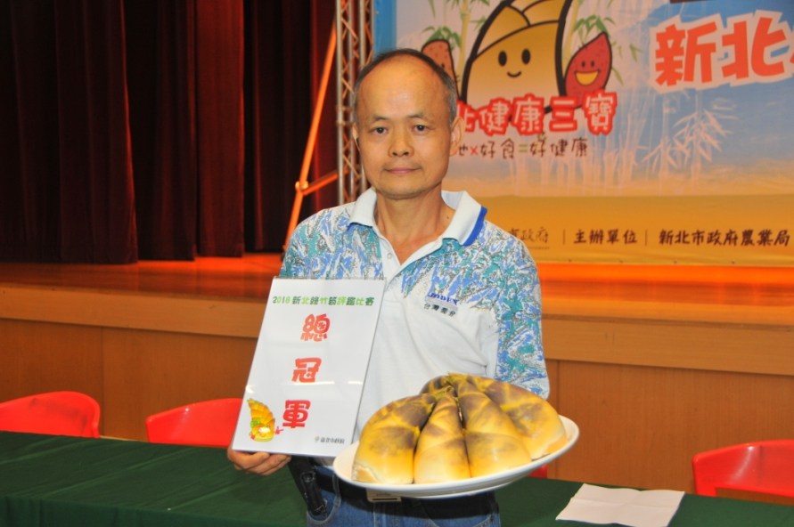 ▲新北筍王爭霸戰今天登場，最後由新店區的筍農陳能恭（左）奪得筍王寶座。（圖／新北市農業局提供）