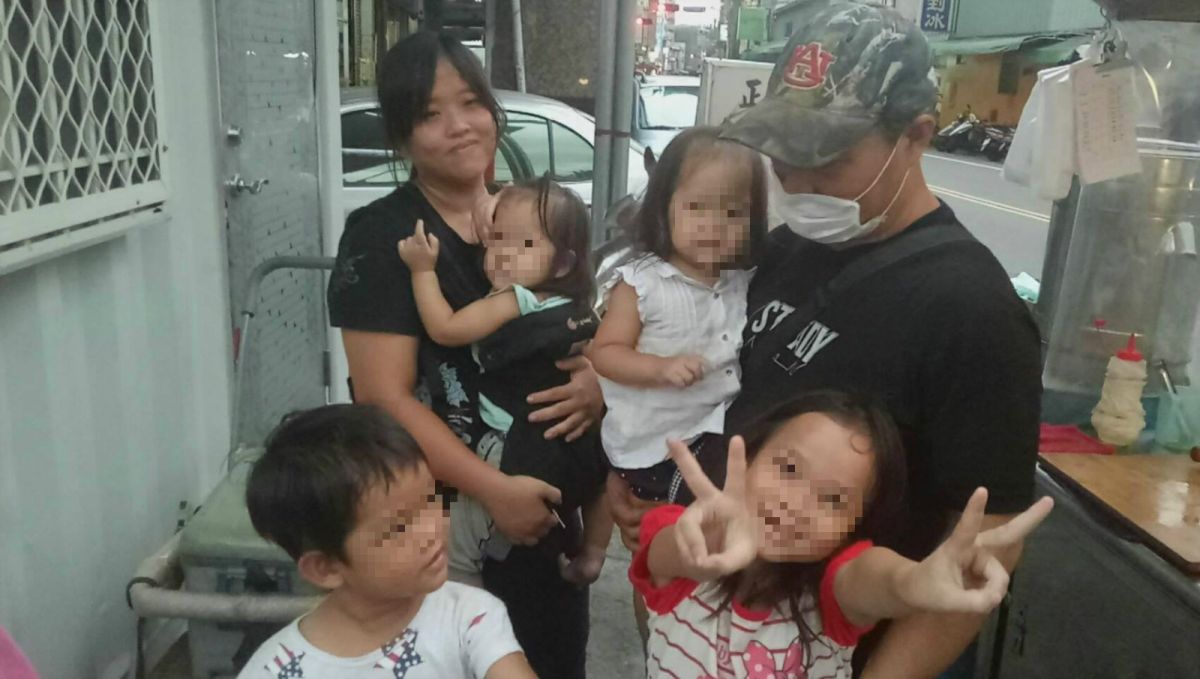 ▲台中一名柯爸爸， 8 年前因為一起工安意外雙腳全斷，有不能久站的後遺症，但他不願向命運低頭，開了一家蔥油餅攤養 1 家 6 口，本土天團「玖壹壹」也是忠實顧客。（圖／光線粉絲團提供，請勿隨意翻拍，以免侵權）