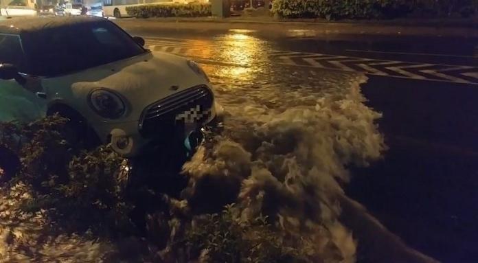 ▲台南昨（14）晚降下豪雨，一輛女學生的機車慘遭急流沖走撞上一旁轎車。（圖／翻攝自「台南諸事會社」臉書）