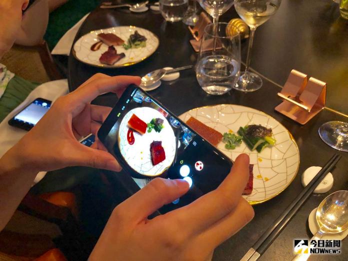 ▲台北米其林餐廳將手機當成餐具的一部分，鼓勵肖費者用餐時盡情拍照、滑手機。（圖／記者陳致宇攝 , 2018.06.14）