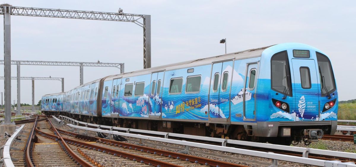 ▲觀光局配合海灣旅遊年系列活動，與桃園機場捷運合作推出彩繪列車，普通車外觀以炫藍色詮釋「海灣旅遊年」意象。（圖／觀光局）