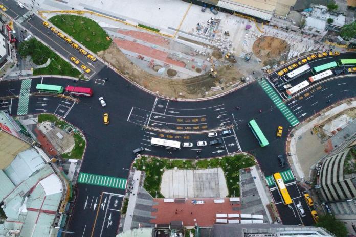 ▲火車站前廣場道路路面刨鋪及標線重繪完成（圖／建設局提供 , 2018.6.15\\)