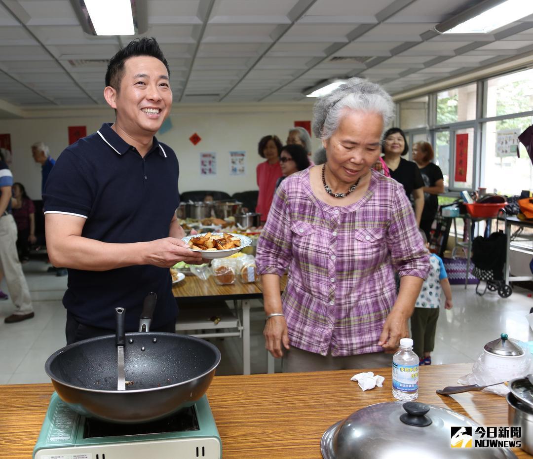 ▲來自眷村的金鐘獎影帝屈中恆前往陸光新城，和爺爺、奶奶們一起共餐，品嘗道地家鄉味，也分享兒時的眷村記憶。（圖／記者蔡琇惠攝，2018.06.15）