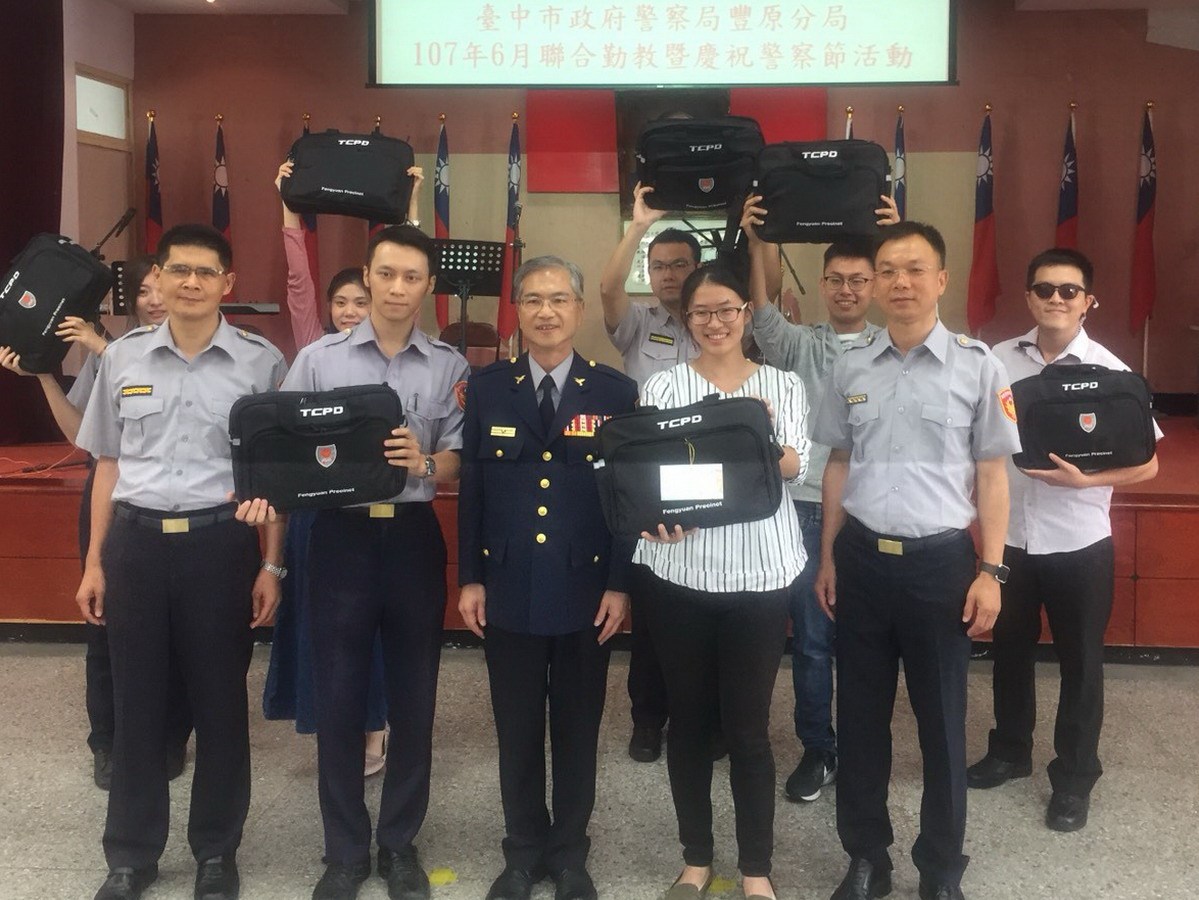 ▲豐原警分局致贈每位員警警察節紀念公事包。（圖／豐原警分局提供2018.6.15）