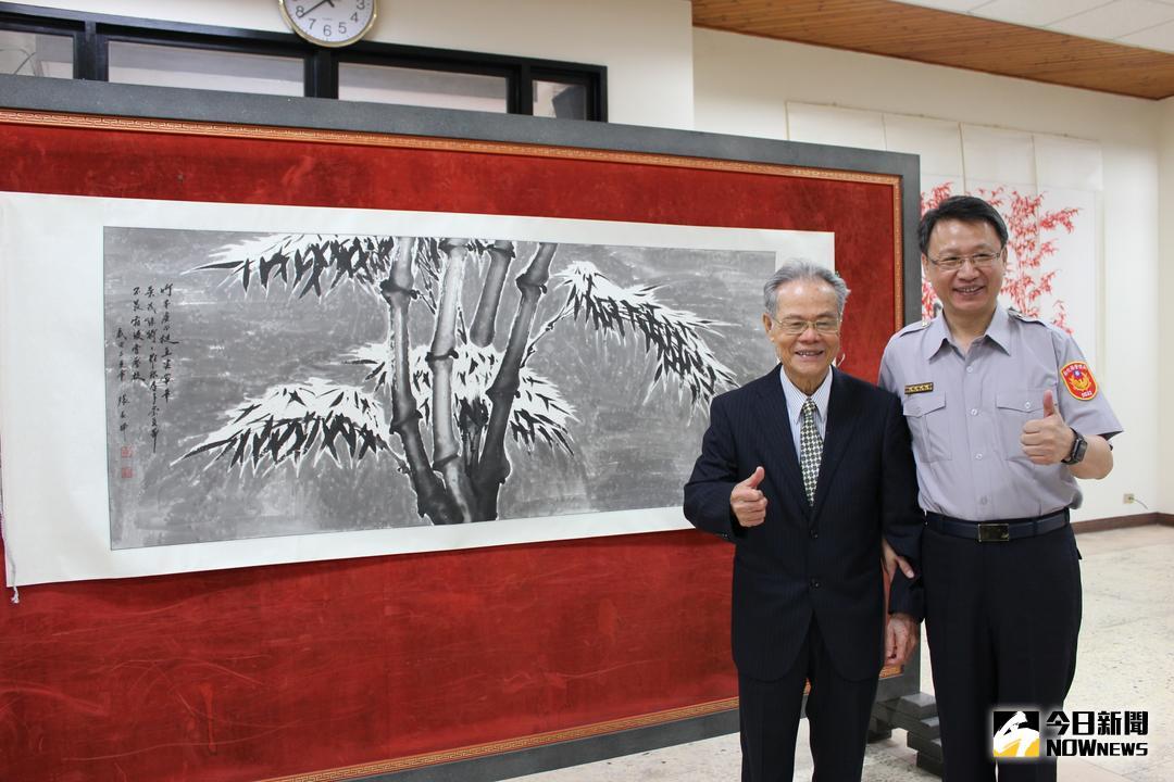 ▲慶祝615警察節，員林警分局首度舉辦藝文展「竹報平安」，分局長張益禎\\(右\\)與墨竹畫家張春輝\\(左\\)合照。（圖／記者唐詠絮攝，2018.06.15）