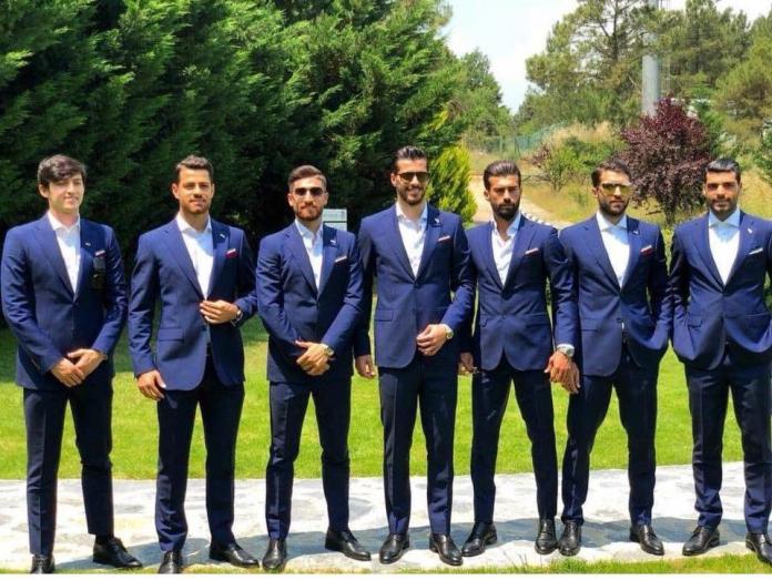 ▲伊朗足球隊西裝照造成轟動（圖／翻攝自英國鏡報）