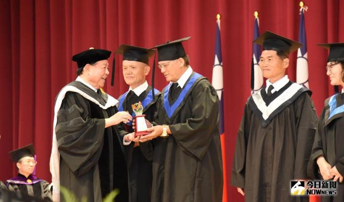 環科大78歲獲雙學士學位　進修院校生畢業典禮
