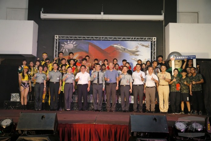 ▲ 國防部「推動全民國防教育暨宣導募兵制」走入校園活動，15日於南投同德家商舉辦，國軍官兵和學校演出社團合影。（軍聞社記者卓以立攝）