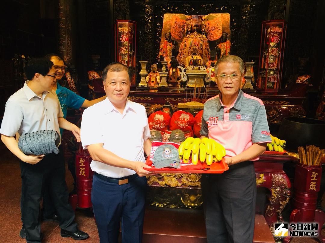 ▲西螺福興宮贈紀念品予辛苦的西螺分局所有員警。（圖／記者洪佳伶攝 , 2018.06.15\\)