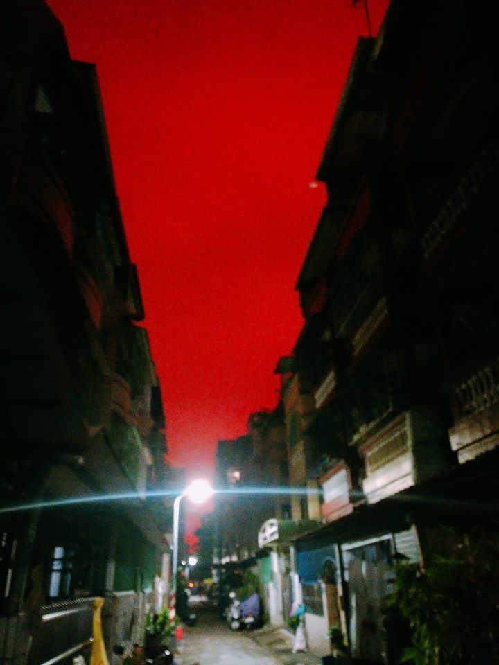 ▲有網友表示昨（ 15 ）日晚間看見高雄的天空一片紅，感到疑惑不已，照片引發網友熱議。（圖／翻攝自爆怨公社）