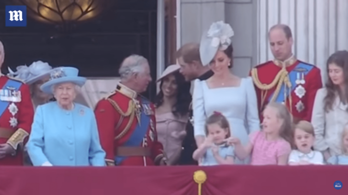 ▲英國女王伊莉莎白二世歡慶 92 歲生日並舉行閱兵典禮， 3 歲的夏綠蒂公主模仿女王揮手的模樣，讓許多網友直呼「我被融化了」。（圖／翻攝自 YouTube ）
