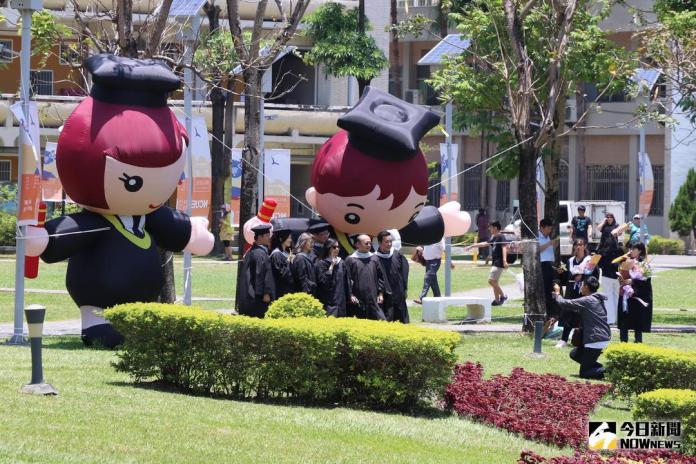 ▲彰化師大畢業典禮，畢業生與親友拍照留念。（圖／記者陳雅芳攝，2018.06.16）