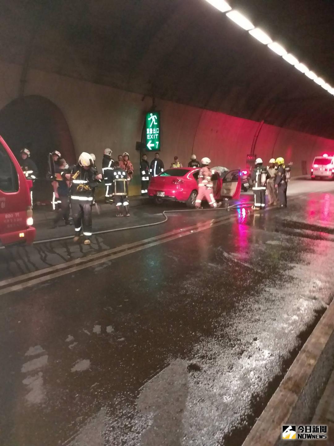 ▲76線八卦山隧道內紅色自小客車起火意外，消防局二大隊迅速前往滅火，控制中心啟動交通管制疏導與事故處置作業，所幸無人傷亡。（圖／國道三隊提供，2018.06.16）