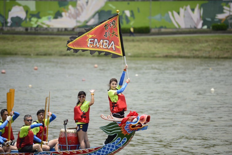 ▲楊麗菁（右）擔任龍舟奪旗手。（圖／楊麗菁提供 , 2018.6.16）