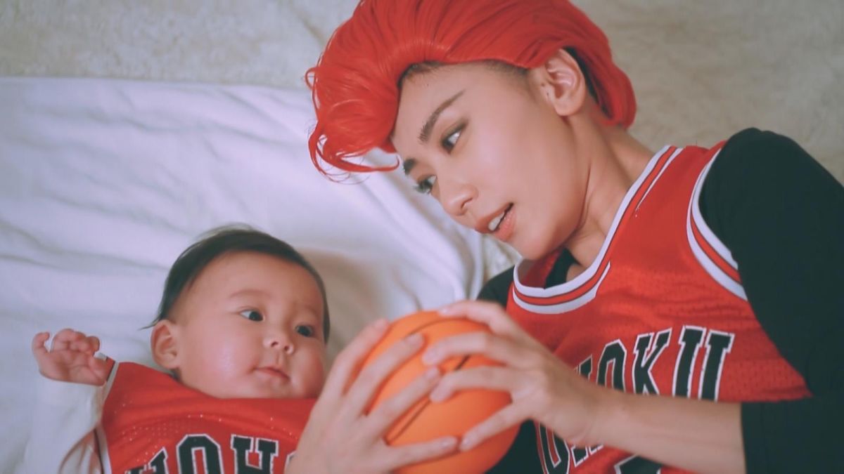 ▲賈靜雯（右）與咘咘扮成修杰楷最愛的櫻木花道。（圖／中天提供 , 2018.6.16）