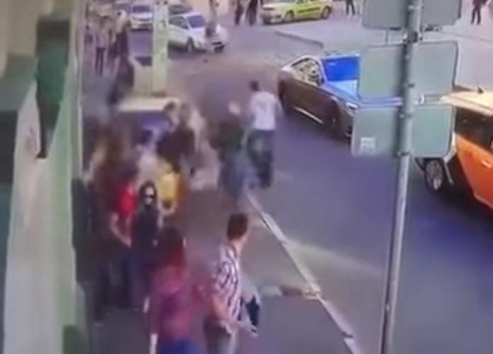 ▲莫斯科當地時間 16 日下午，位於市中心的街頭驚傳有計程車衝撞人群，一共造成 8 人受傷，其中包括了 2 名前來觀看世足賽的墨西哥女球迷。（圖／翻攝自 Youtube , 2018.6.17）