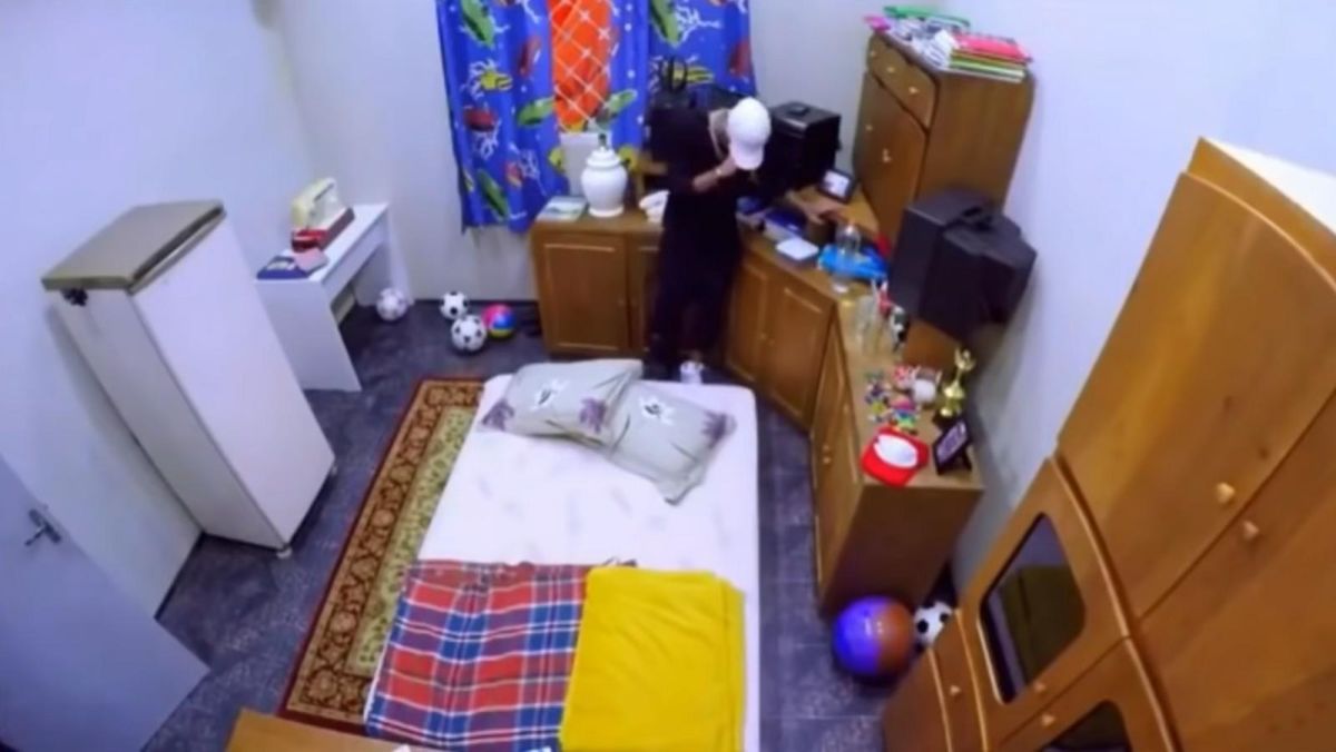 ▲巴西足球明星內馬爾遭當地電視台「設局」，將豪華臥室改裝成內馬爾幼時位於貧民窟的房間，讓內馬爾見了當場掩面啜泣。（圖／翻攝自 YouTube ）