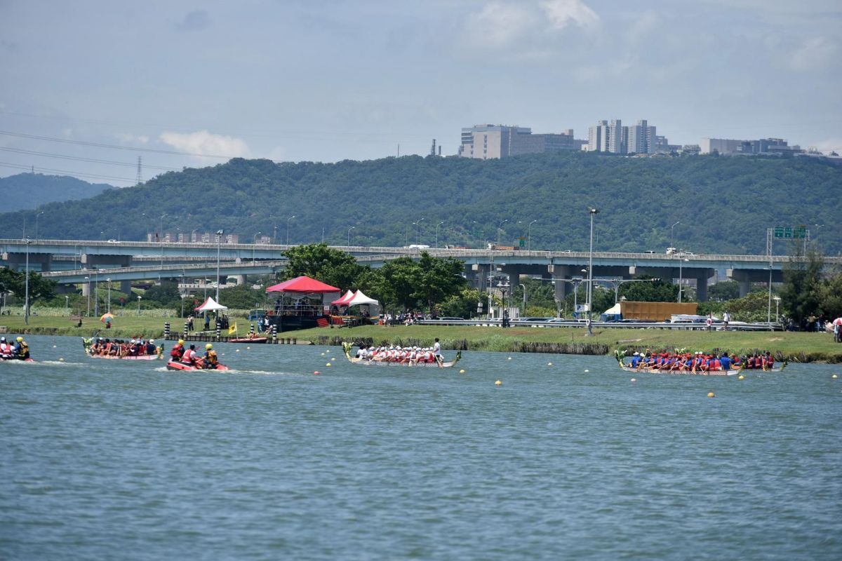▲「新北市議長盃第八屆龍舟錦標賽」今（17）日在蘆洲區的微風運河舉行，今年吸引31國、69位外籍選手一起爭奪總額高達200萬元的獎金。（圖／新北市政府提供）