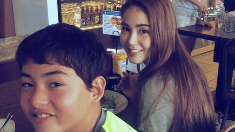 ▲昆凌（右）曬弟弟小時候的照片。（圖／翻攝自昆凌IG , 2018.6.17）