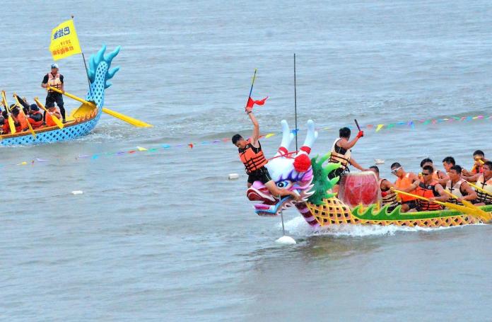東港黑鮪魚之鄉　端午龍舟賽雨中水上競技

