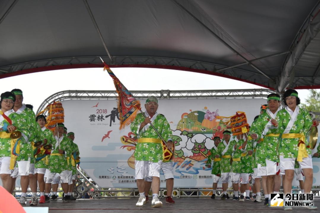 ▲縣長李進勇率縣府一級主管表演花鼓陣行銷雲林龍舟賽。（圖／記者洪佳伶攝 , 2018.06.18\\)