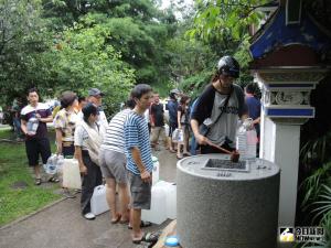 ▲端午節午時可到水井、瀑布、湧泉等地裝午時水。（圖／NOWNEWS資料照）