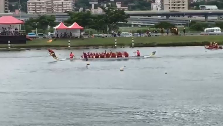 ▲有網友在臉書社團中分享了一段讓人「超傻眼」的龍舟競賽影片。（圖／翻攝自爆料公社 , 2018.6.18）