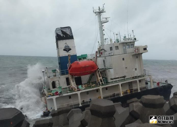 強風暴浪的衝擊下　興利號油輪船艏與船艉斷裂分離
