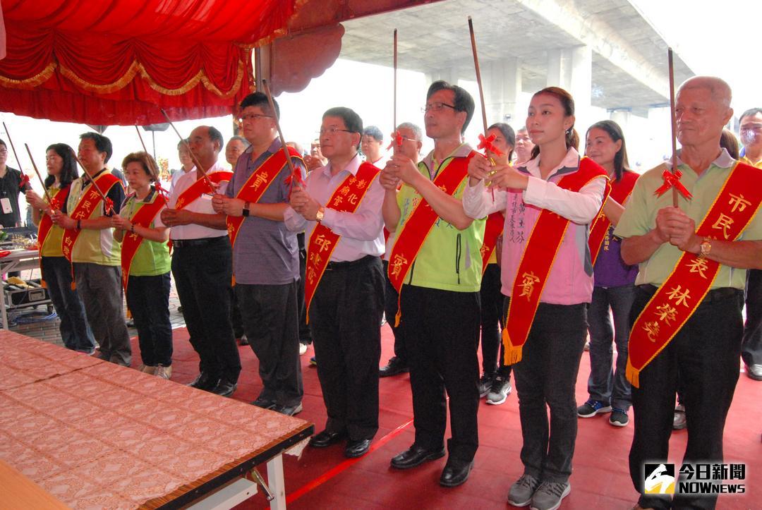 ▲2018屈原文化節\\~慶端午活動，彰化市長邱建富主祭拜屈原銅像與屈原神像祭典，活動另精心安排了親子DIY創作、陸上龍舟、大竹國小小朋友的吟詩及歌仔戲表演，場面相當熱鬧。（圖／記者陳雅芳攝，2018.06.18）