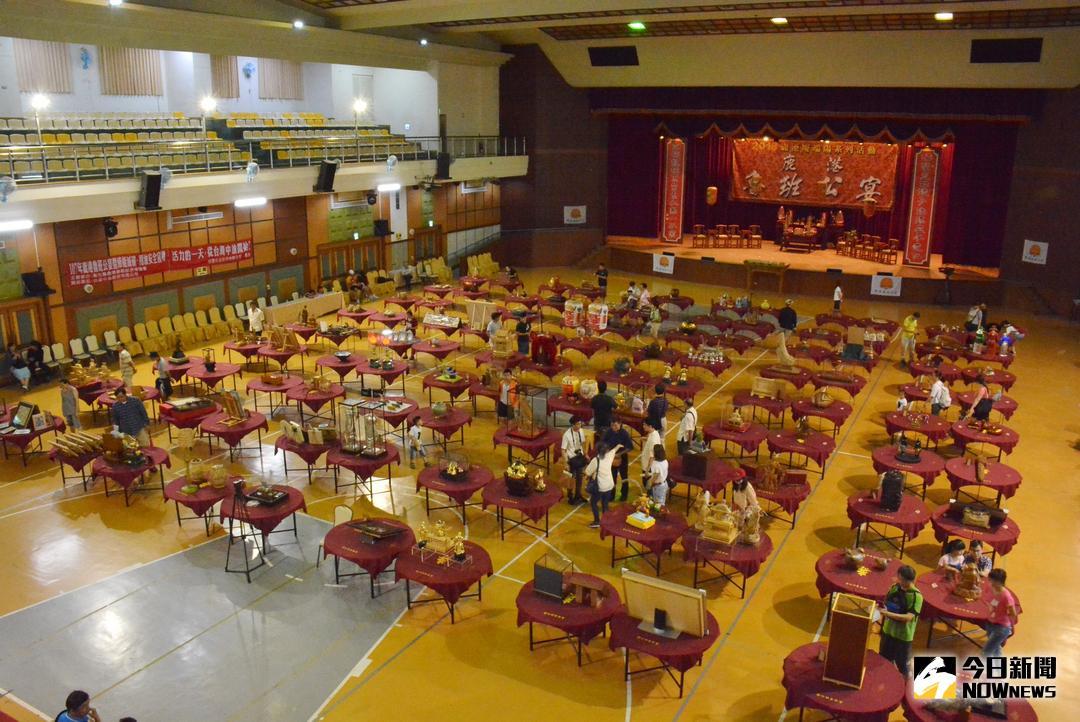 ▲鹿港魯班公宴「澎湃」上桌，有108桌知名工藝家作品，超過500件知名工藝家作品，工藝作品的精美，深具在地文化內涵與特色。（圖／記者陳雅芳攝，2018.06.18）