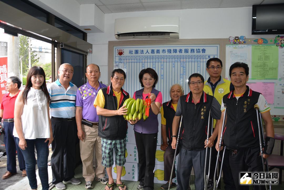 ▲蕭淑麗議長偕同各事業公會購香蕉贈予慈善團體。（圖／記者郭政隆攝影2018.6.18）