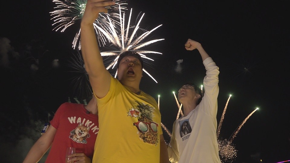 ▲哈孝遠（中）揪楊子儀、Masha（右）看燦爛煙花。（圖／TVBS提供 , 2018.6.18）