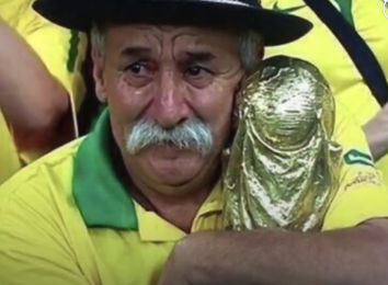 ▲ 2014 年巴西世界盃足球賽中，抱著金色仿製獎杯的老爺爺費爾南德斯（ Clovis Acosta Fernandes ），是巴西隊的忠實球迷。（圖／翻攝自梨視頻）