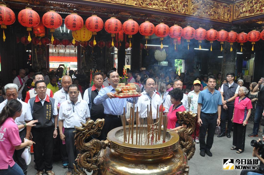 ▲新北市長朱立倫今天前往淡水清水巖祖師廟參拜，祈求合境平安。（圖／記者蔡琇惠攝，2018.06.19）