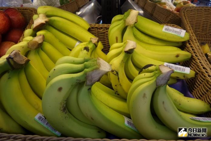 ▲香蕉價格低落，農民苦哈哈。（圖／記者呂烱昌攝 ）