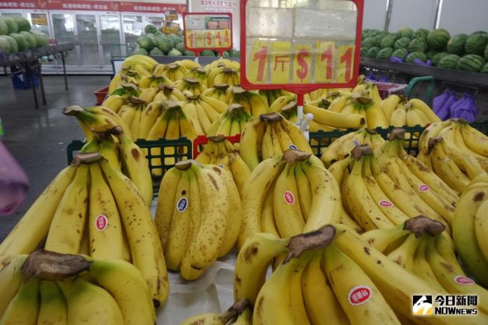 ▲香蕉價格低落，農民苦哈哈。（圖／記者呂烱昌攝 ）