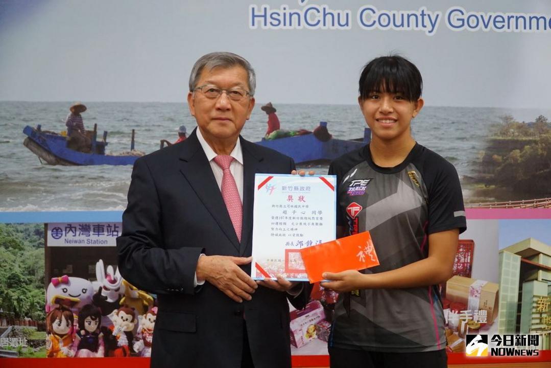 ▲芎林國中應屆畢業生趙子心\\(右\\)榮獲「總統教育獎」，縣長邱鏡淳\\(左\\)表揚。（圖／新竹縣政府提供 , 2018.06.19）