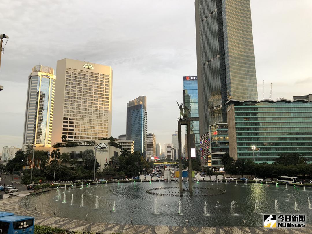 ▲配合政府新南向政策，華航 7 月 1 日起恢復高雄經香港飛往雅加達航線，使用波音 B737-800 客機天天飛航。（圖／記者陳致宇攝）