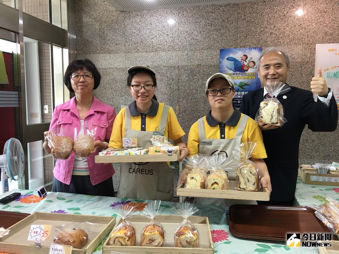 ▲新北市政府勞工局長許秀能（左）、致理科大校長尚世昌（右）的陪同下，前往設置於致理科大的教學大樓喜憨兒板橋烘焙訪視。（圖／記者陳志仁攝，2018.06.19）